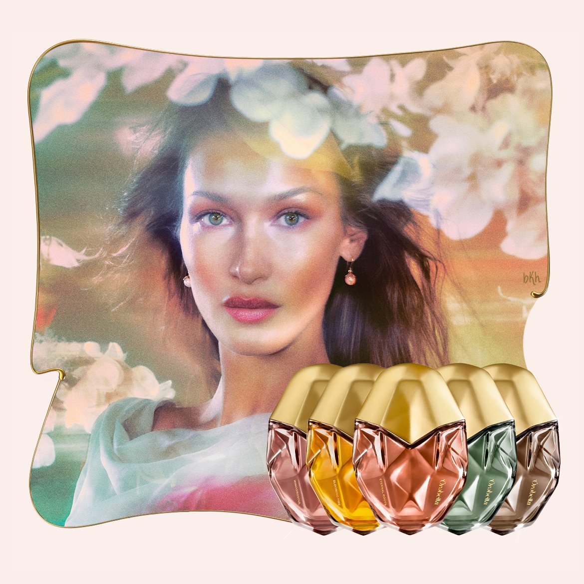 Entdecke die neue Duftkollektion von Orabella mit Bella Hadid, die in einer eleganten, facettierten Flasche mit goldenem Verschluss präsentiert wird.
