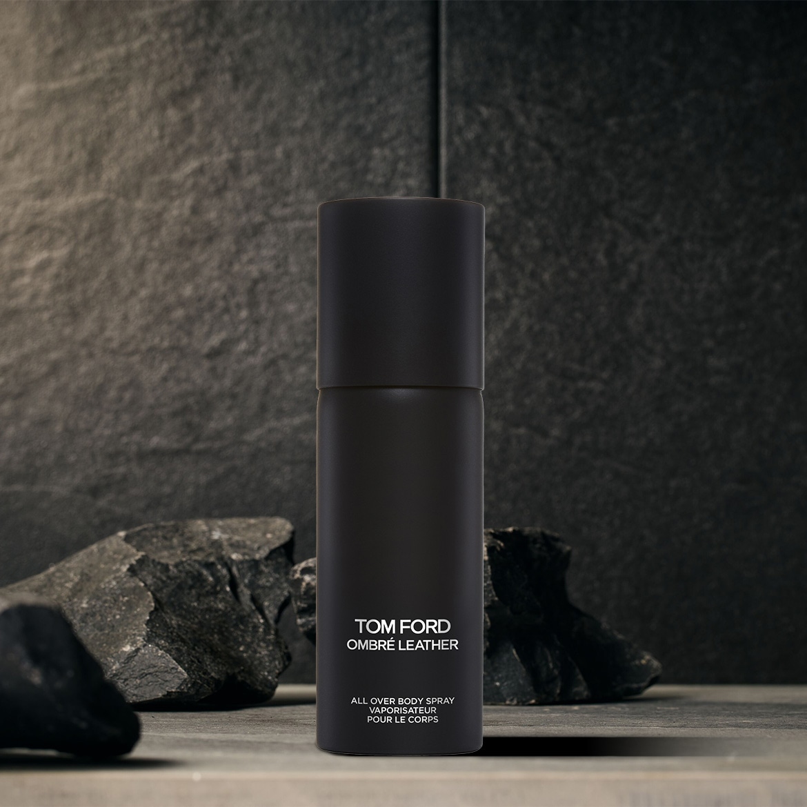 Schwarze Tom Ford Ombre Leather All Over Body Spray Flasche vor einem dunklen Hintergrund.