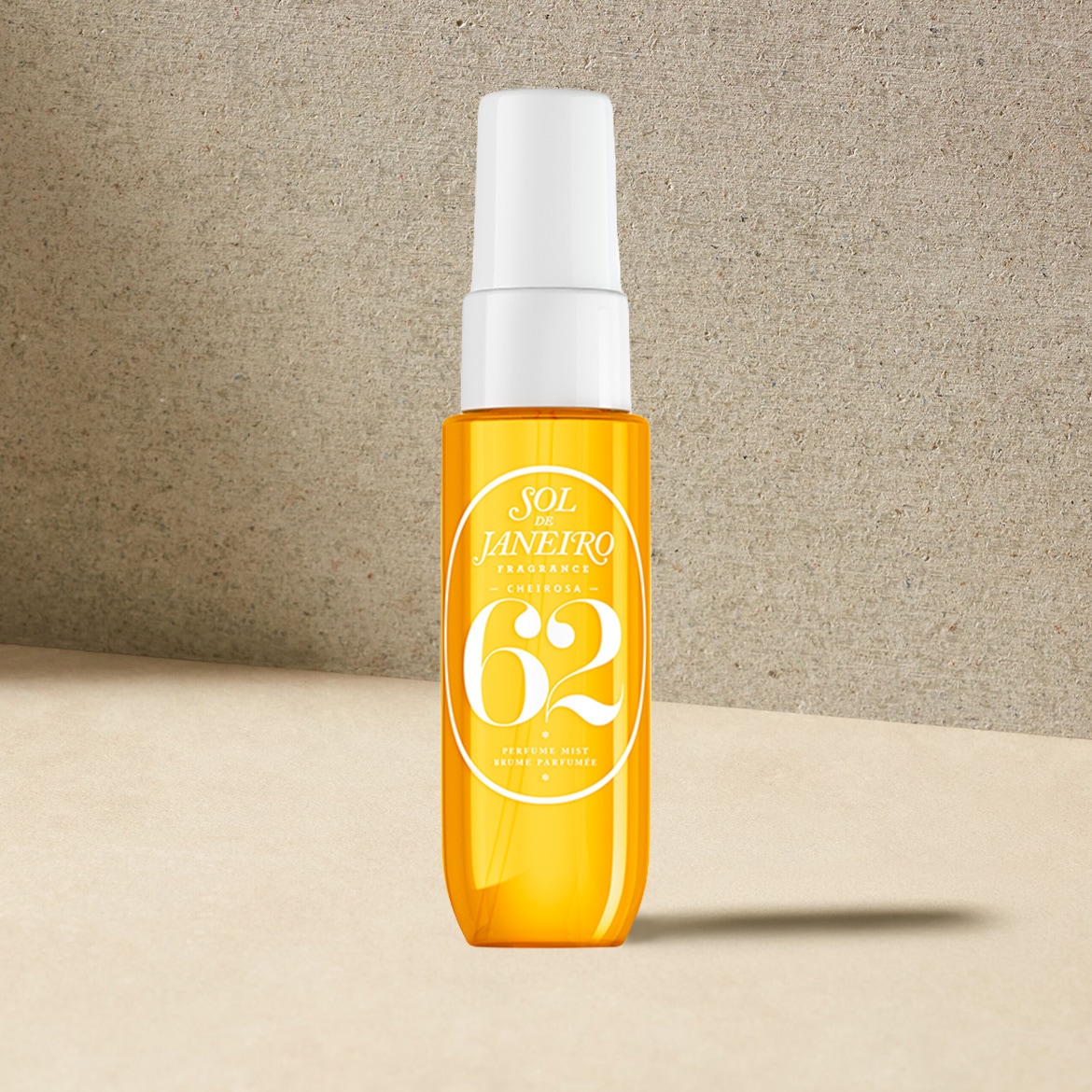 Gelbe Flasche Sol de Janeiro Duftnebel Nr. 62 mit weißer Kappe, die ein erfrischendes und belebendes Dufterlebnis verspricht.
