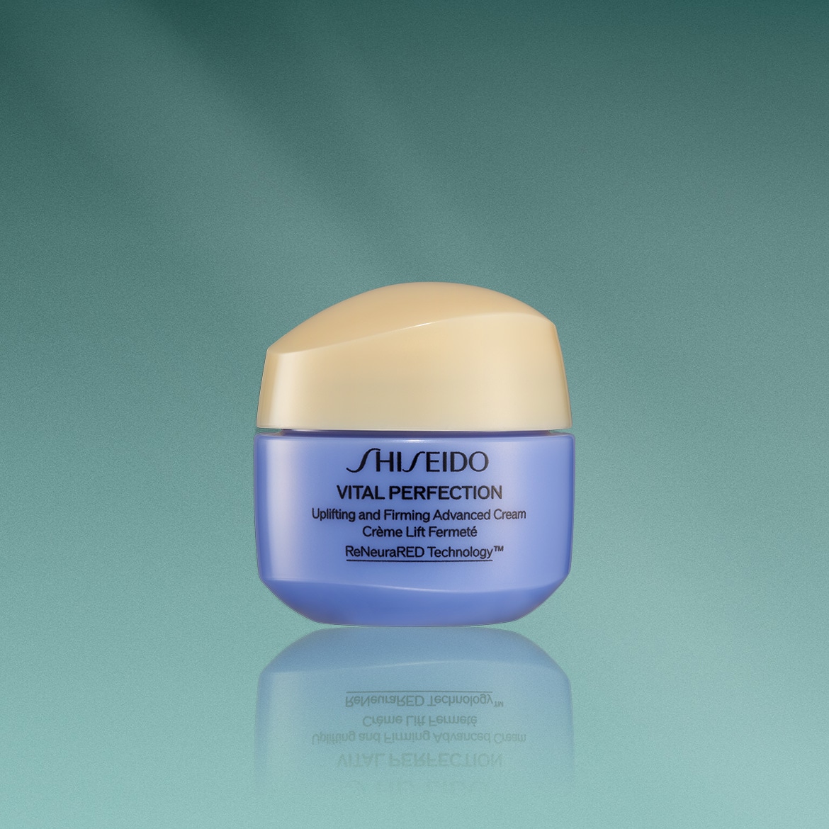 Nahaufnahme einer lila Shiseido Vital Perfection Creme mit beigem Deckel, die für ihre straffende und festigende Wirkung mit ReNeuraRED Technologie wirbt.