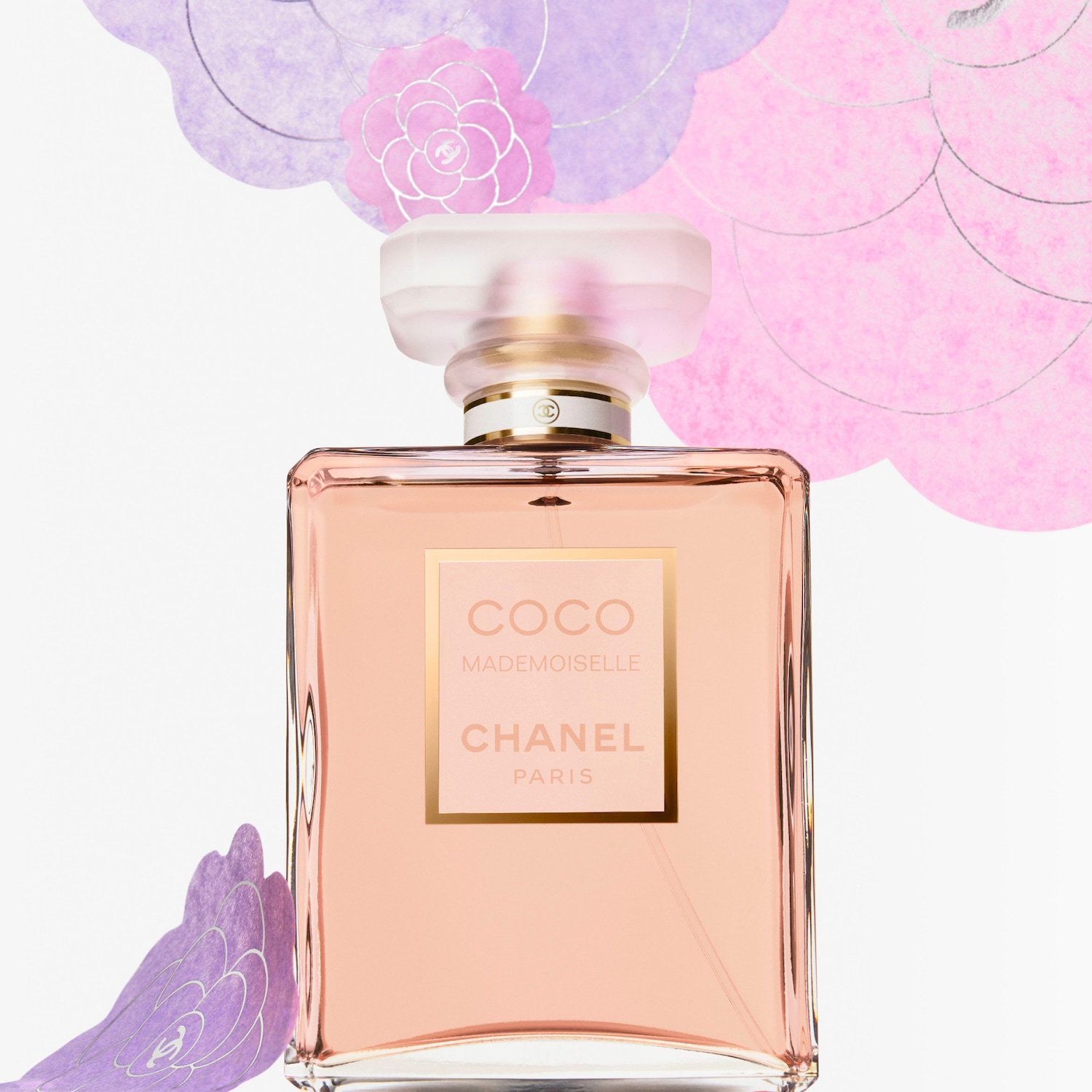 Ein rechteckiger, transparenter Flakon mit zartrosa Flüssigkeit, beschriftet mit "Coco Mademoiselle Chanel Paris", umgeben von lila und rosa Blumenornamenten.