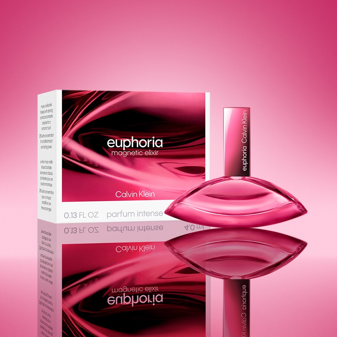 Entdecken Sie Calvin Klein Euphoria Magnetic Elixir, ein Parfum Intense in einer pinkfarbenen Flasche, die auf einer spiegelnden Oberfläche steht, neben einer passenden Verpackung.