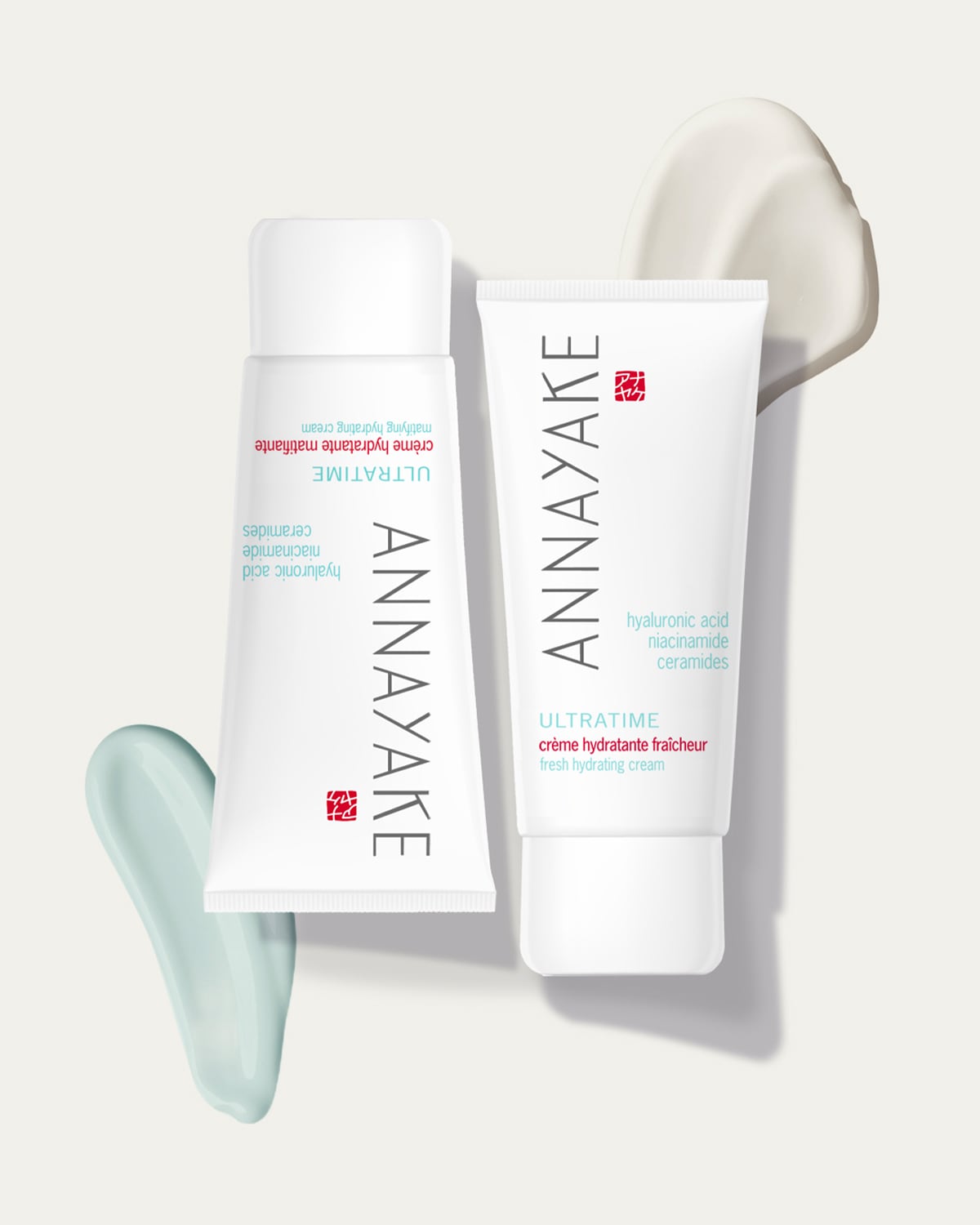 Zwei weiße Tuben ANNAYAKE ULTRATIME Creme, eine mattierende Feuchtigkeitscreme und eine frische Feuchtigkeitscreme, beide mit Hyaluronsäure, Niacinamid und Ceramiden.