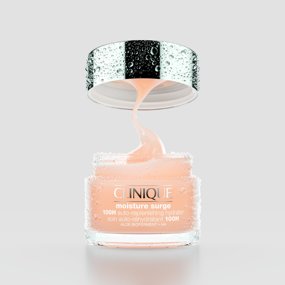 Die Clinique Moisture Surge 100H Auto-Replenishing Hydrator Creme in einem transparenten Tiegel mit silbernem Deckel, aus dem die rosafarbene Creme herausfließt, ist ideal für eine intensive Feuchtigkeitspflege.