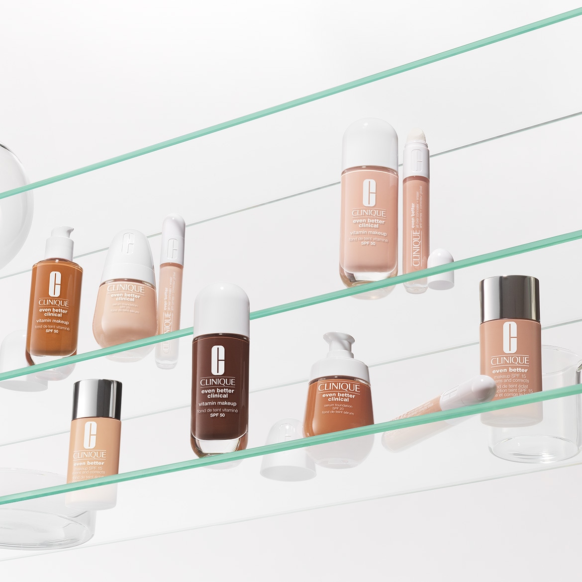 Eine Kollektion von Clinique Even Better Make-up, darunter Vitamin Make-up mit LSF 50, Serum Foundation und All Over Concealer in verschiedenen Farbtönen.