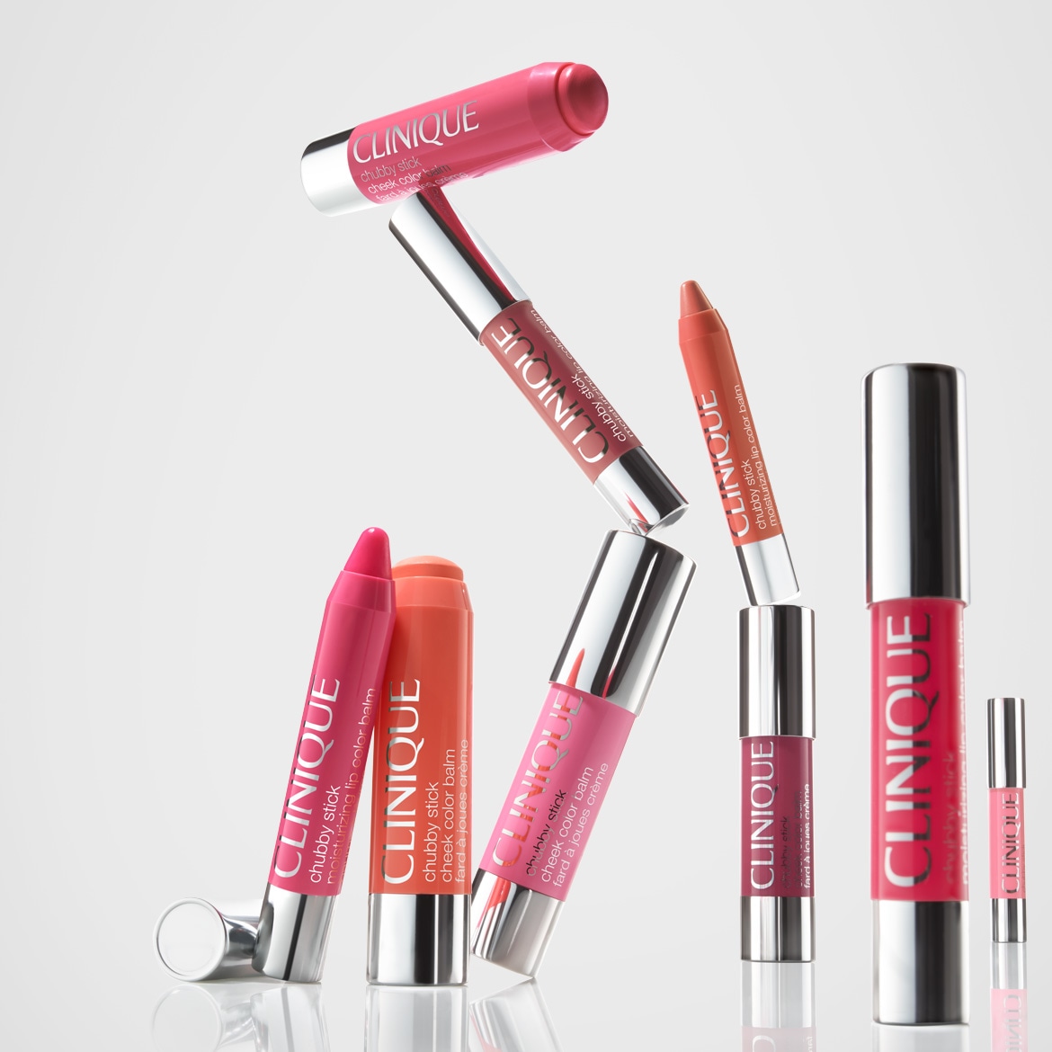 Eine Sammlung von Clinique Chubby Sticks in verschiedenen Farbtönen, darunter Lippenbalsam und Wangenfarbe, die in einer dynamischen Anordnung präsentiert werden.