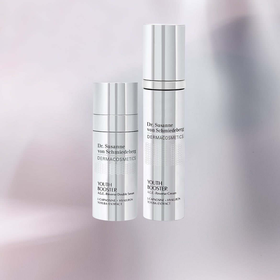 Dr. Susanne von Schmiedeberg DERMACOSMETICS Youth Booster A.G.E.-Reverse Double Serum mit L-Carnosin, Hyaluron und Yuyuba-Extrakt in silberner Verpackung.