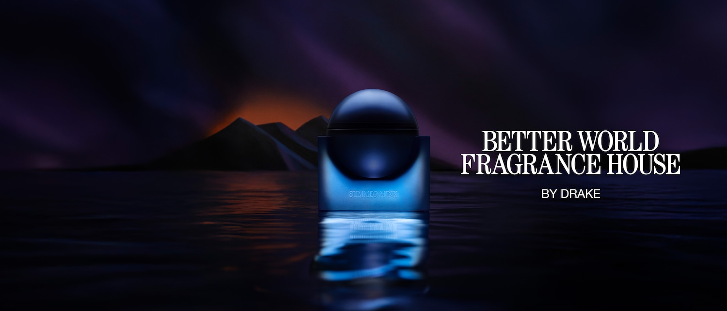 Entdecke Better World Fragrance House von Drake, präsentiert in einem eleganten, marineblauen Flakon mit einer sphärischen Kappe, die an einen ruhigen Nachthimmel erinnert.