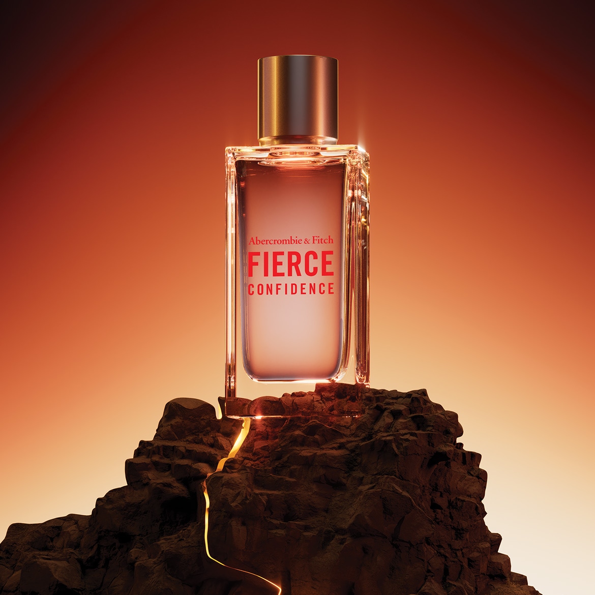Der Fierce Confidence Duft von Abercrombie & Fitch in einem durchsichtigen Flakon mit silberfarbenem Verschluss, präsentiert auf einem Felsen.