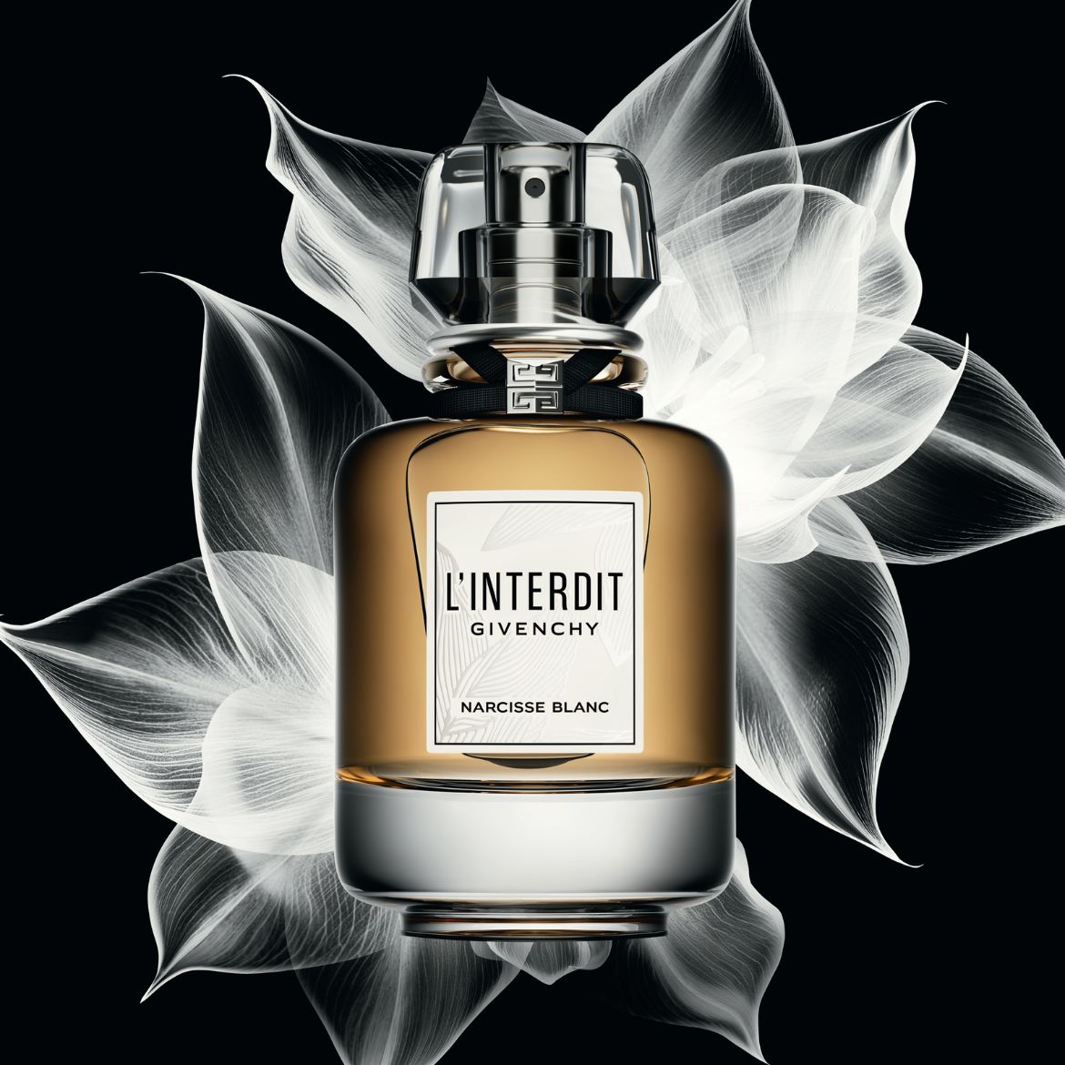 Nahaufnahme des Givenchy L'Interdit Narcisse Blanc Parfums in einem goldenen Flakon mit silbernem Sockel und durchsichtigem Verschluss, verziert mit einer schwarzen Schleife, vor einem floralen Hintergrund.