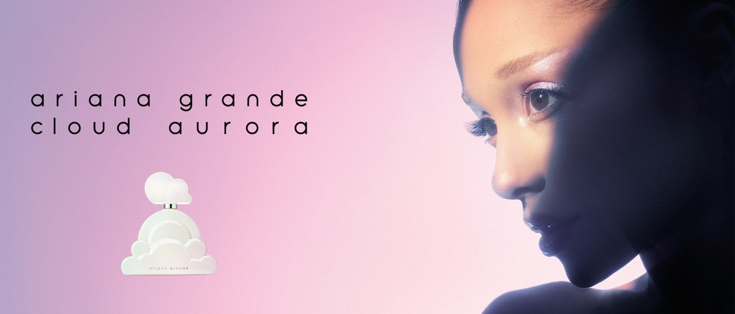 Ariana Grande Cloud Aurora Parfümflakon in Wolkenform mit dem Schriftzug „ariana grande cloud aurora“ auf einem lila Hintergrund, daneben das Gesicht einer Frau mit glitzerndem Lidschatten.