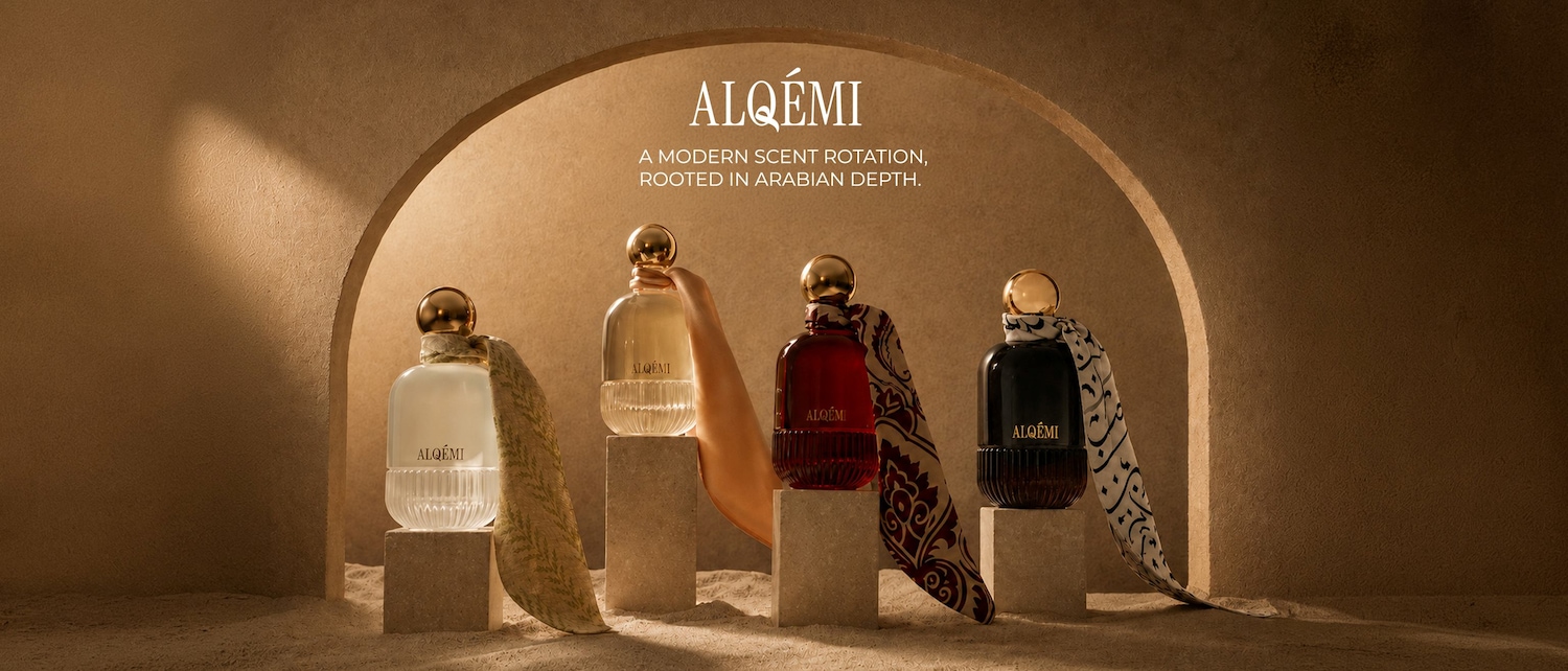 Entdecken Sie ALQÉMI, eine moderne Duftkollektion, die tief in der arabischen Kultur verwurzelt ist und vier einzigartige Parfums in eleganten Flakons präsentiert.