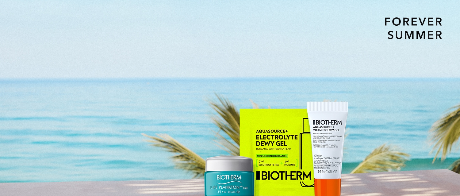 Vor dem Hintergrund eines strahlend blauen Ozeans und dem Text "Forever Summer" stehen Biotherm Aquasource+ Elektrolyte Dewy Gel Hautpflegeprodukte in leuchtenden Farben.