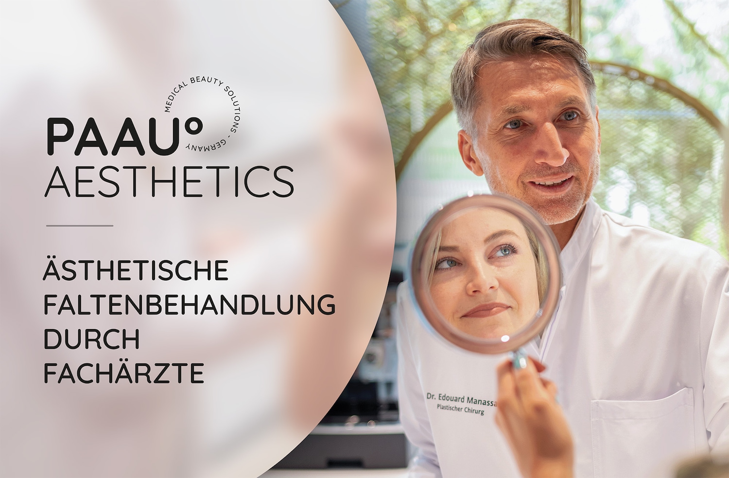 Zwei freundliche Ärzte in weißen Kitteln werben für ästhetische Faltenbehandlungen durch Fachärzte von PAAU Medical Beauty Solutions.