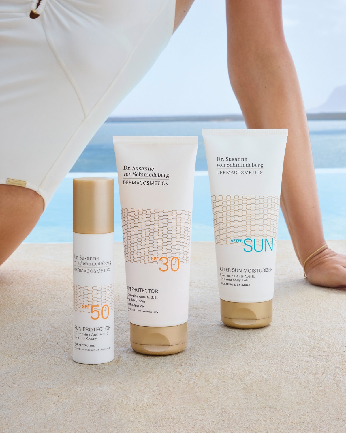 Drei Dr. Susanne von Schmiedeberg DERMACOSMETICS Produkte stehen auf einem hellen Untergrund, darunter ein Sonnenschutz mit LSF 50, ein Sonnenschutz mit LSF 30 und eine After Sun Feuchtigkeitspflege.
