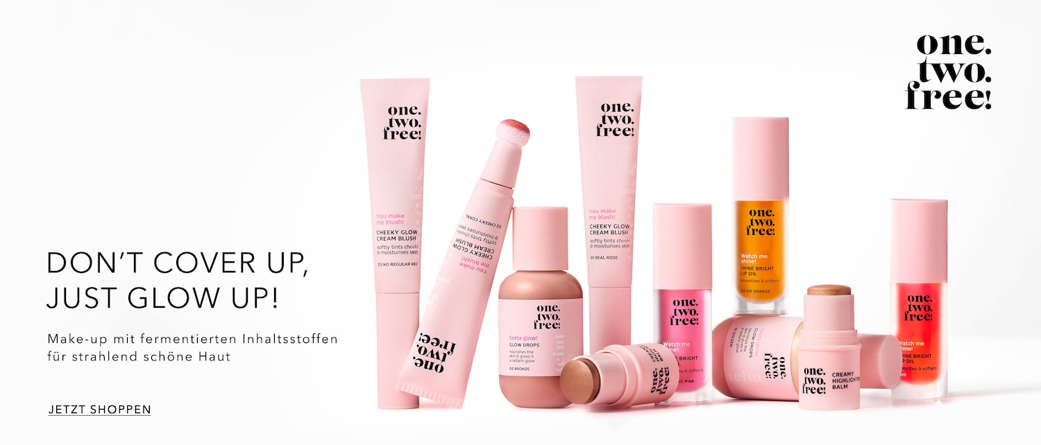 Entdecke das "One. Two. Free!" Make-up Sortiment: Sanfte, fermentierte Formeln für einen strahlenden Teint, erhältlich als Creme-Rouge, Lip Oil und Glow Drops.in-up-Novelties_Hero-XL_3072x1314.jpg