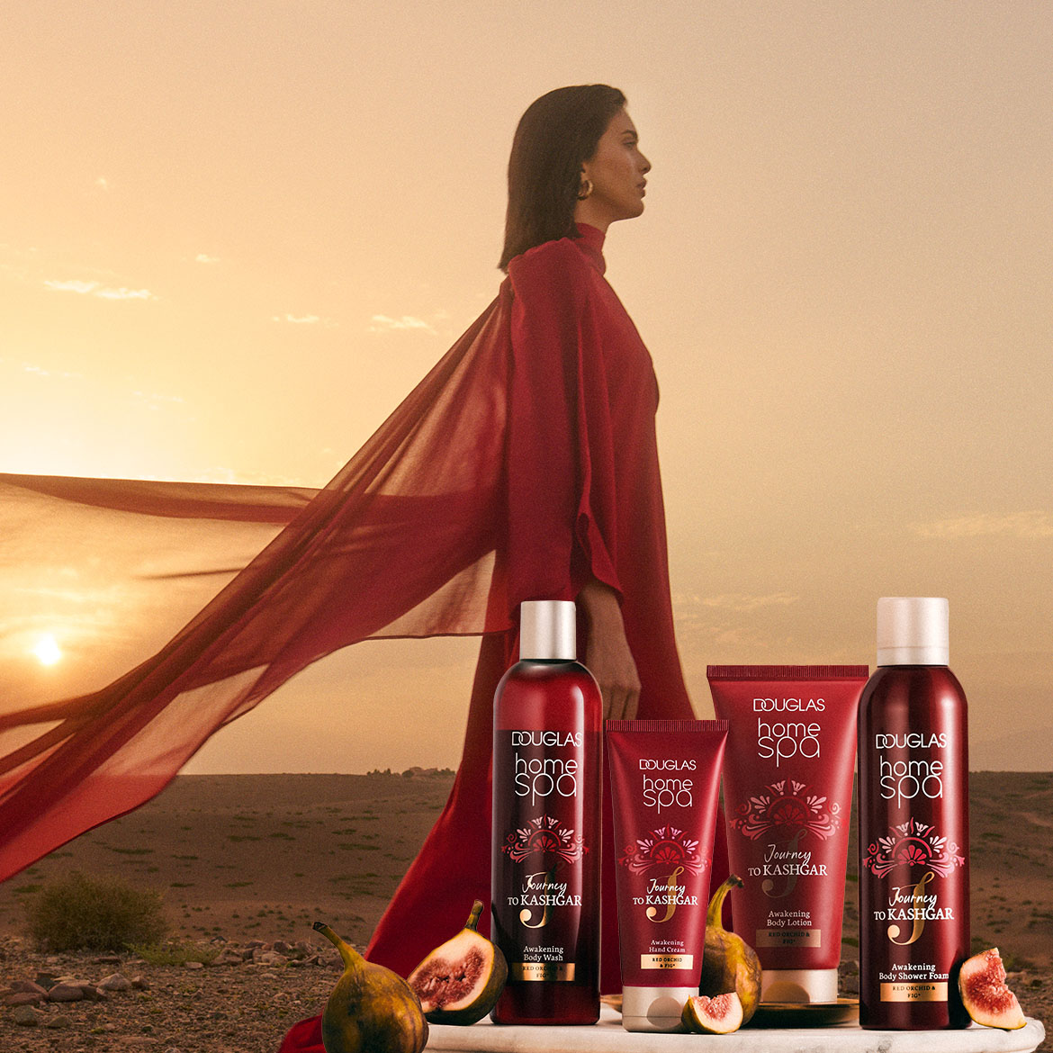 Vor einem Sonnenuntergang stehen Douglas Home Spa Produkte, darunter Awakening Body Wash, Handcreme, Bodylotion und Duschschaum, alle in Rottönen mit dem Duft Red Orchid & Fig.