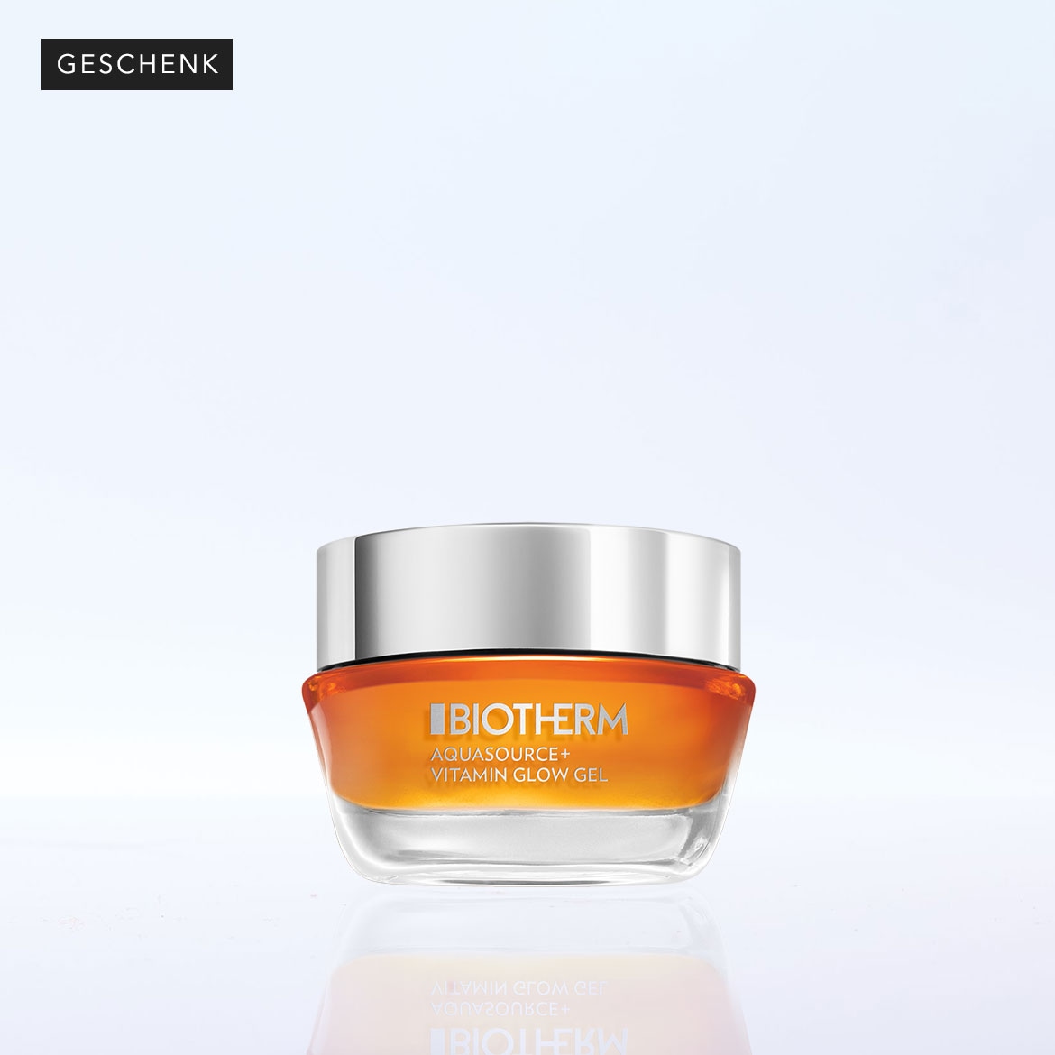 Nahaufnahme eines Tiegel Biotherm Aquasource Vitamin Glow Gel mit silbernem Deckel und orangefarbenem Gel.