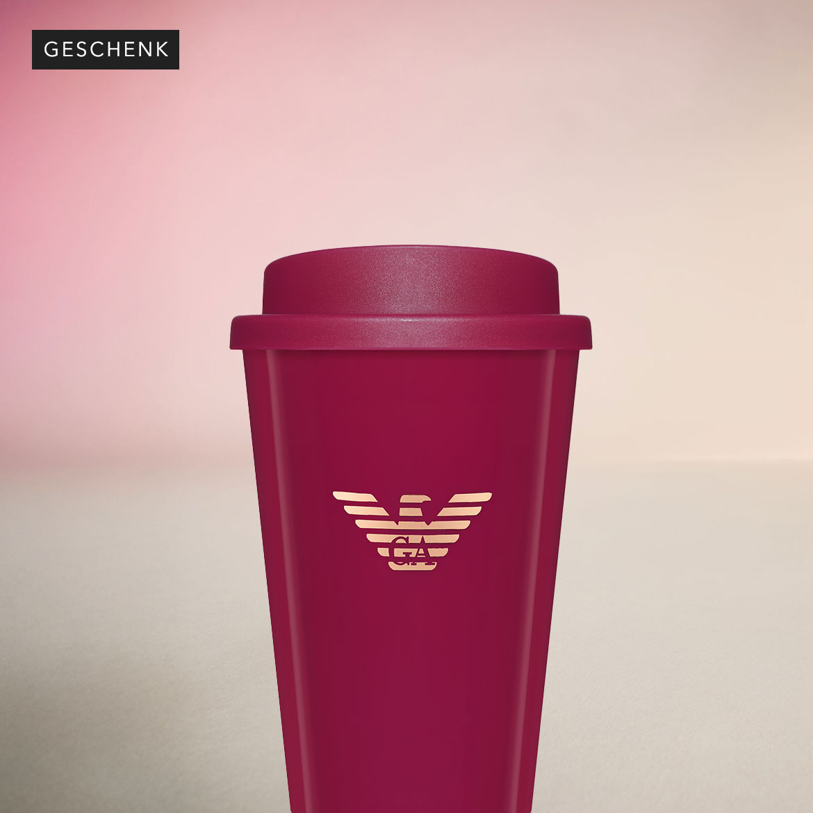 Genießen Sie Ihren Kaffee stilvoll mit diesem burgunderfarbenen Reisebecher von Emporio Armani, der das ikonische goldene Logo trägt.
