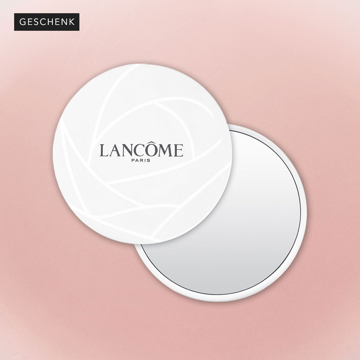 Nahaufnahme von zwei runden Puderdosen von Lancôme Paris, die übereinander liegen, wobei die obere Dose das Markenlogo und ein grafisches Muster trägt.