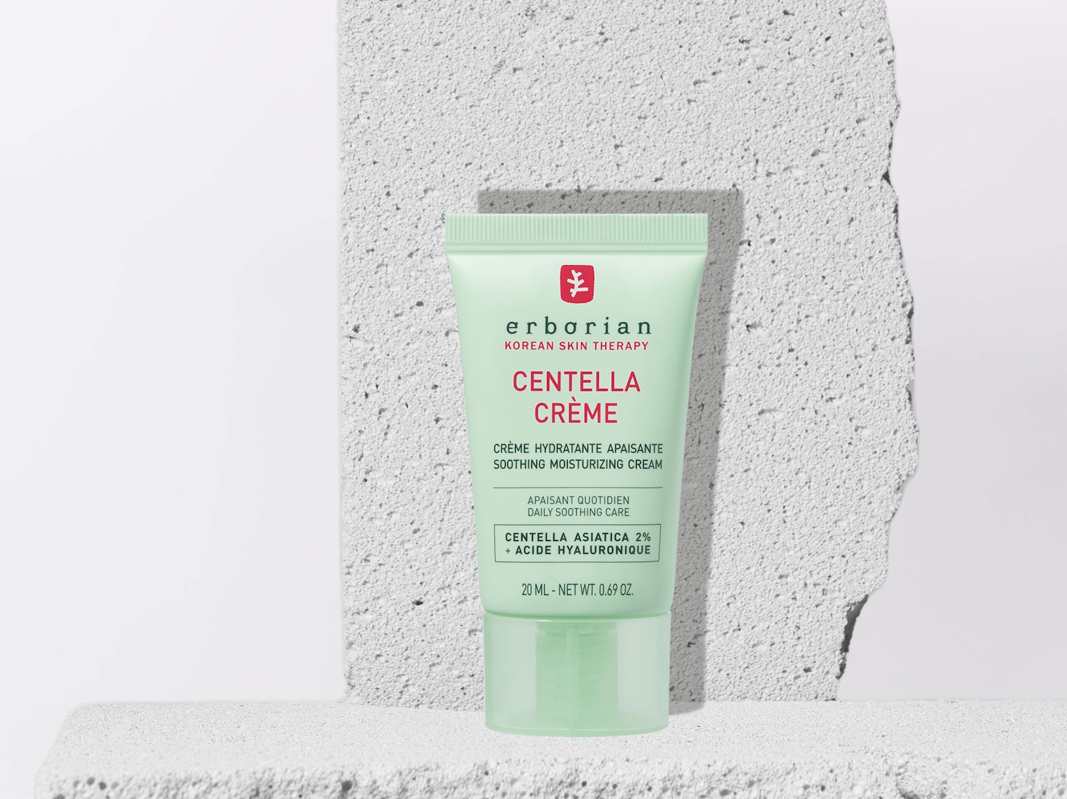 Die Centella Crème von Erborian in einer hellgrünen Tube mit roter Schrift verspricht beruhigende Feuchtigkeitspflege mit Centella Asiatica und Hyaluronsäure.