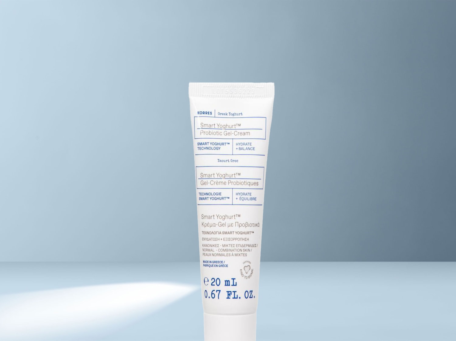 Die weiße Tube Korres Greek Yoghurt Smart Yoghurt Probiotic Gel-Cream mit blauem Text verspricht Feuchtigkeit und Ausgleich für normale und Mischhaut.