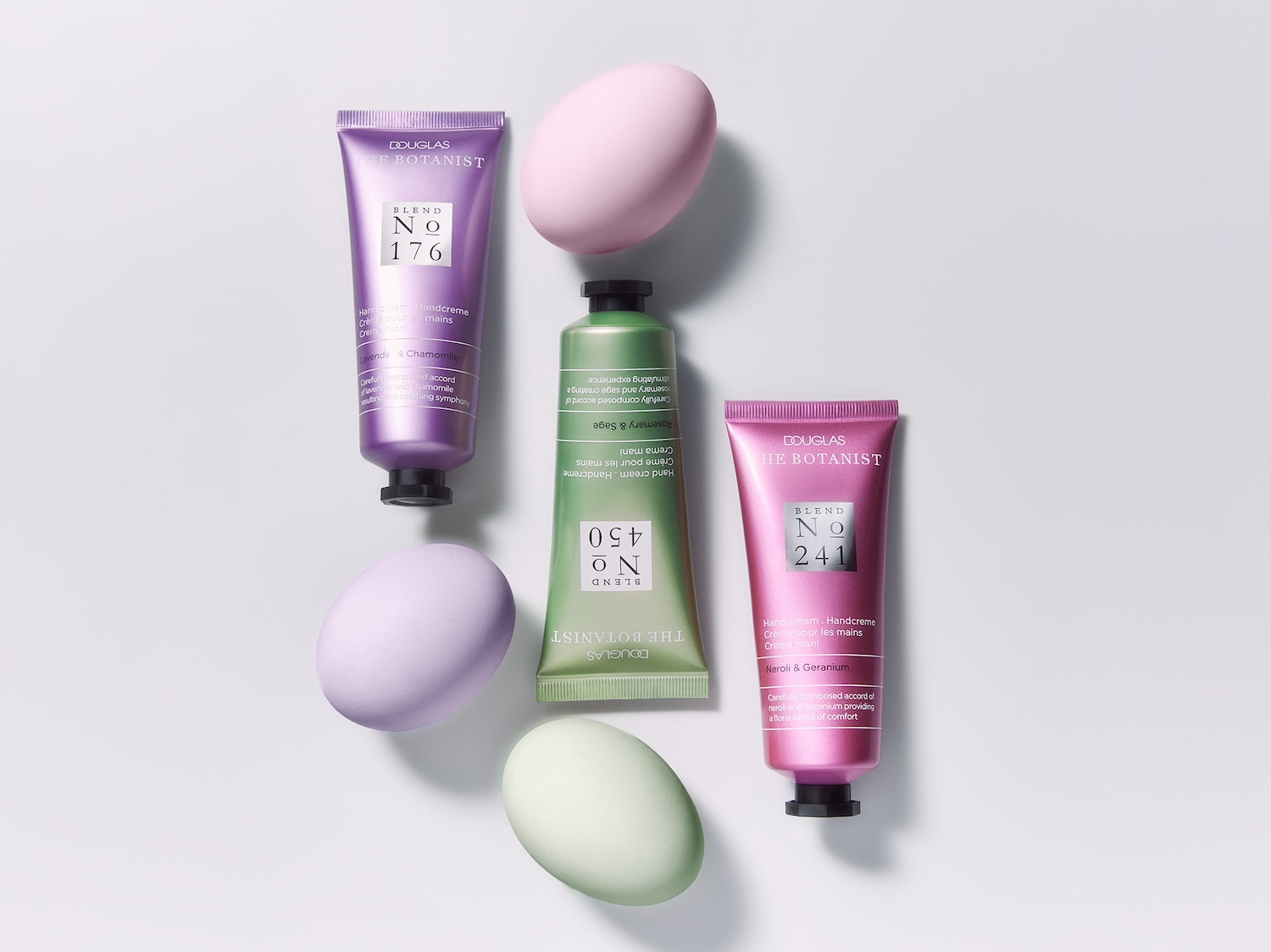Entdecken Sie die Douglas The Botanist Handcreme mit Lavendel und Kamille in einer lila Tube, die Ihre Hände pflegt und ihnen ein Gefühl von Komfort verleiht.