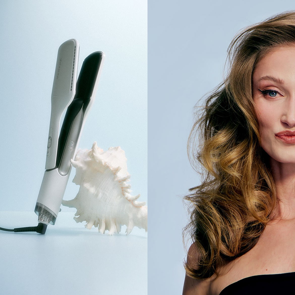 Das Glätteisen in Weiß und Schwarz neben einer Muschel, während eine Frau mit gewelltem, blondem Haar und einem schwarzen trägerlosen Oberteil zu sehen ist.