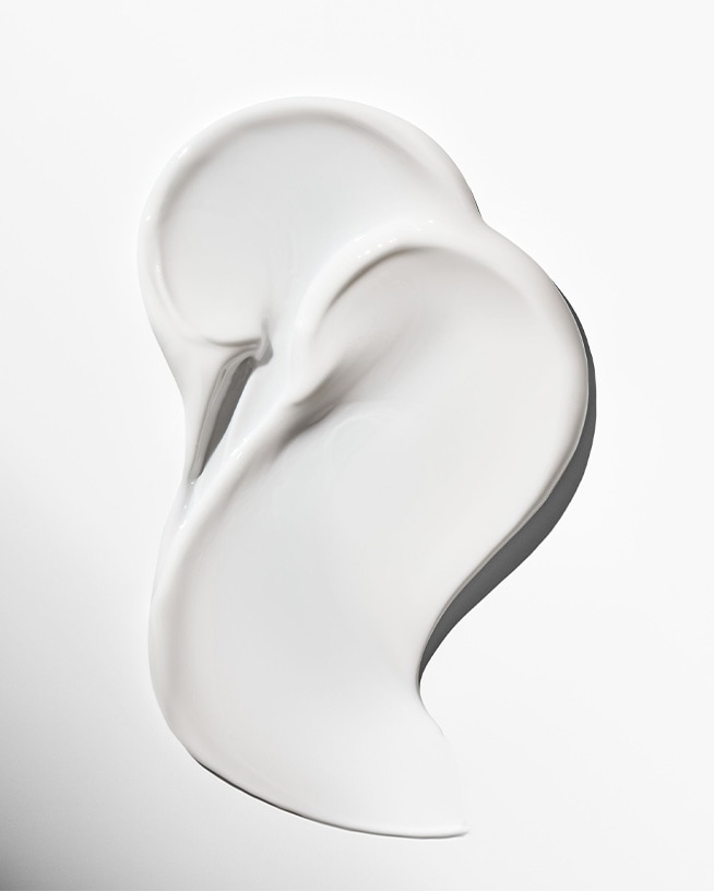 'Nahaufnahme einer dicken, cremeweißen Sonnencreme, die eine weiche, glänzende Textur zeigt, die zum Schutz und zur Pflege der Haut entwickelt wurde.