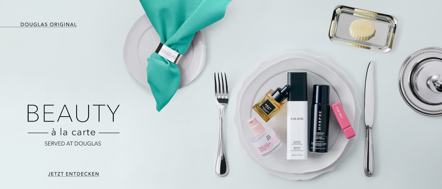 Entdecken Sie Beauty à la carte bei Douglas: Eine elegante Tischinszenierung präsentiert Hautpflegeprodukte von Nest, LOLAVIE und Morphe, umgeben von feinem Besteck und einem türkisfarbenen Tuch.