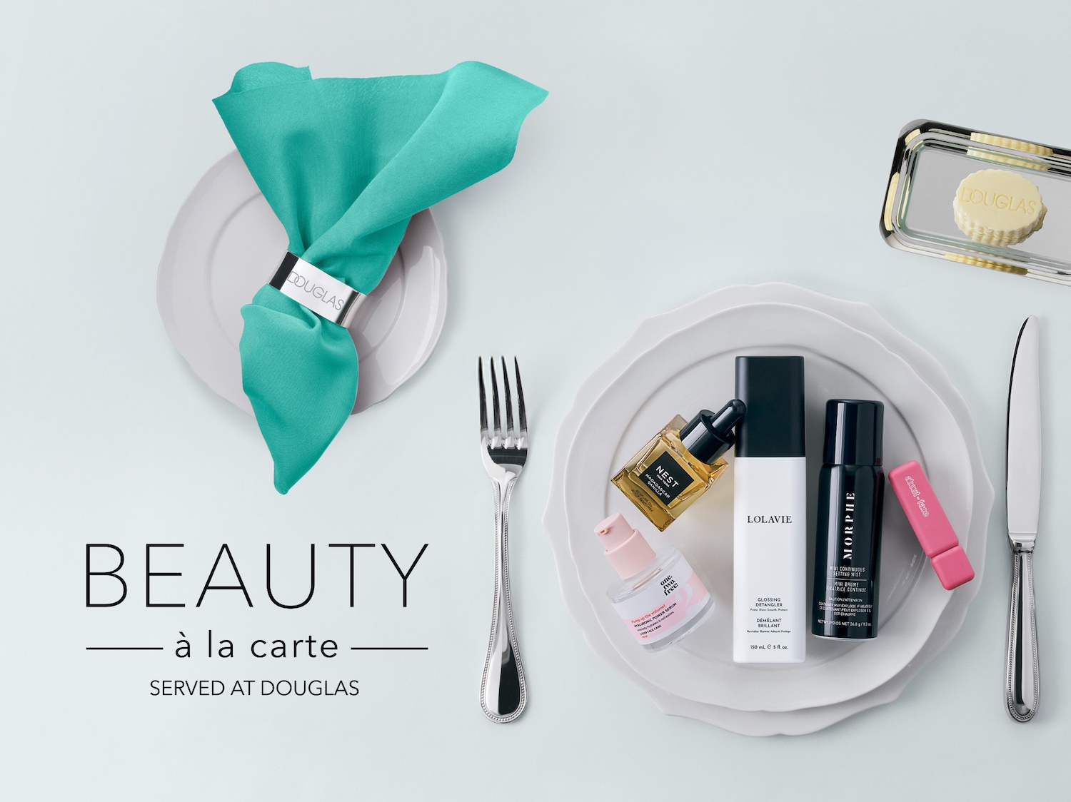 Entdecken Sie Beauty à la carte bei Douglas: Eine elegante Inszenierung von Hautpflegeprodukten auf einem gedeckten Tisch, bereit für Ihr Schönheitsmenü.