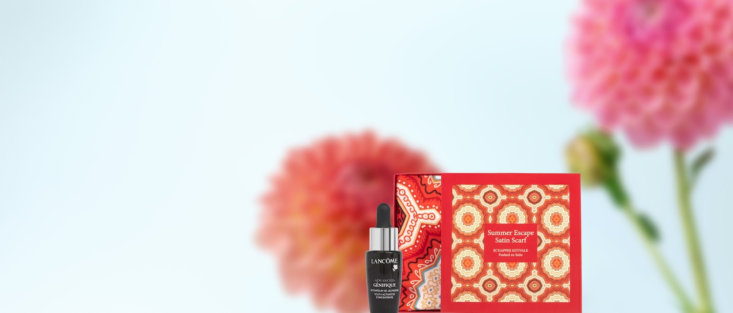 Entdecken Sie das Lancôme Advanced Génifique Jugendserum neben einer roten Geschenkbox mit dem Aufdruck "Summer Escape Satin Scarf", ideal für einen strahlenden Sommerteint.