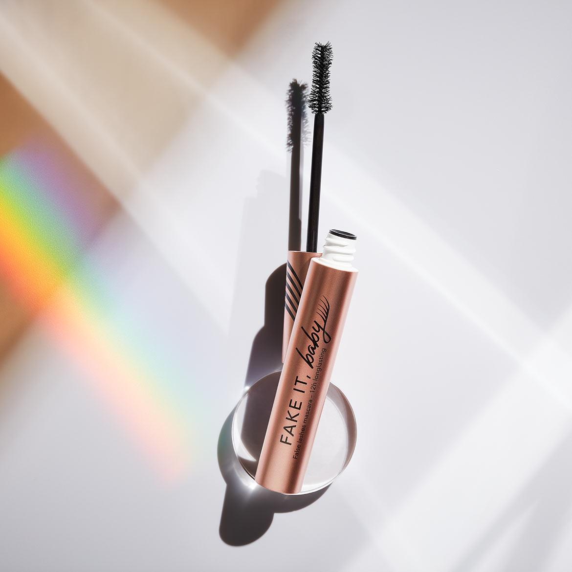 Die goldene Mascara "Fake It, Baby" mit einer schwarzen Bürste für falsche Wimpern und 12 Stunden Haltbarkeit sorgt für einen strahlenden Augenaufschlag.