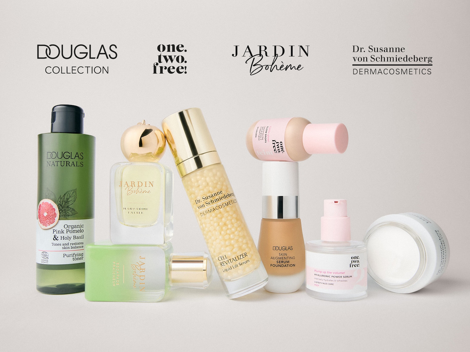 Eine Sammlung von Schönheitsprodukten verschiedener Marken wie Douglas Naturals, Jardin Bohème und Dr. Susanne von Schmiedeberg, darunter Gesichtswasser, Seren und Foundation.