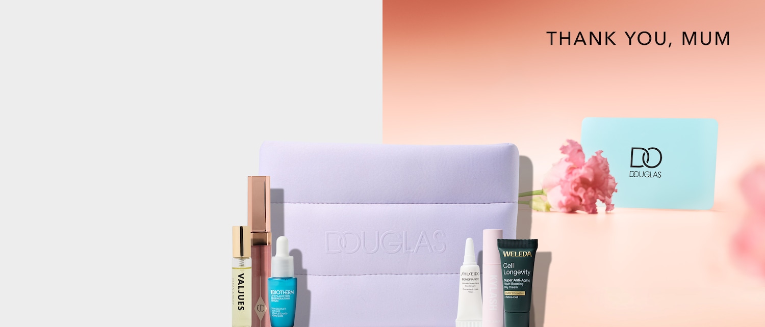 Entdecke das Douglas Muttertags-Set mit Hautpflegeprodukten von Biotherm, Shiseido und Weleda, verpackt in einer lila Douglas Kosmetiktasche – das ideale Geschenk, um deiner Mutter "Danke" zu sagen.