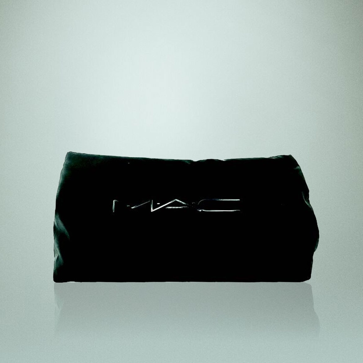 Schwarze Kosmetiktasche mit silbernem MAC-Logo, ideal zur Aufbewahrung Ihrer Lieblingsprodukte.