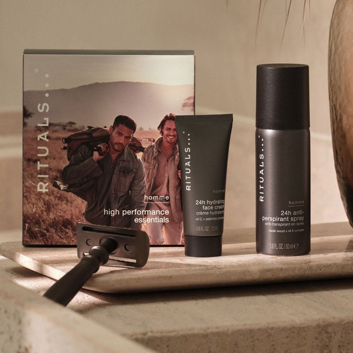 Entdecken Sie das Rituals Homme High Performance Essentials Set mit feuchtigkeitsspendender Gesichtscreme, Anti-Transpirant-Spray und Rasierer für eine optimale Hautpflege.