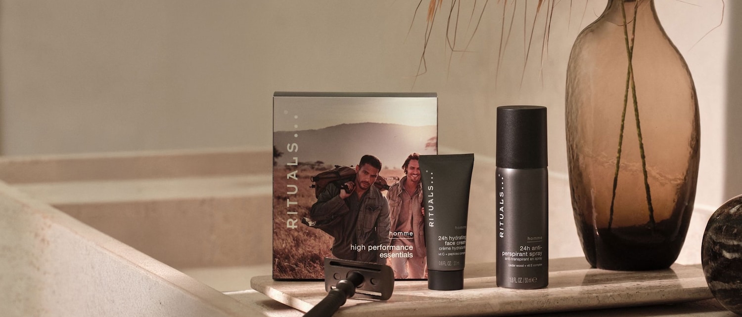 Das Rituals Homme Set mit feuchtigkeitsspendender Gesichtscreme, Anti-Transpirant Spray und Rasierer für eine optimale Hautpflege.