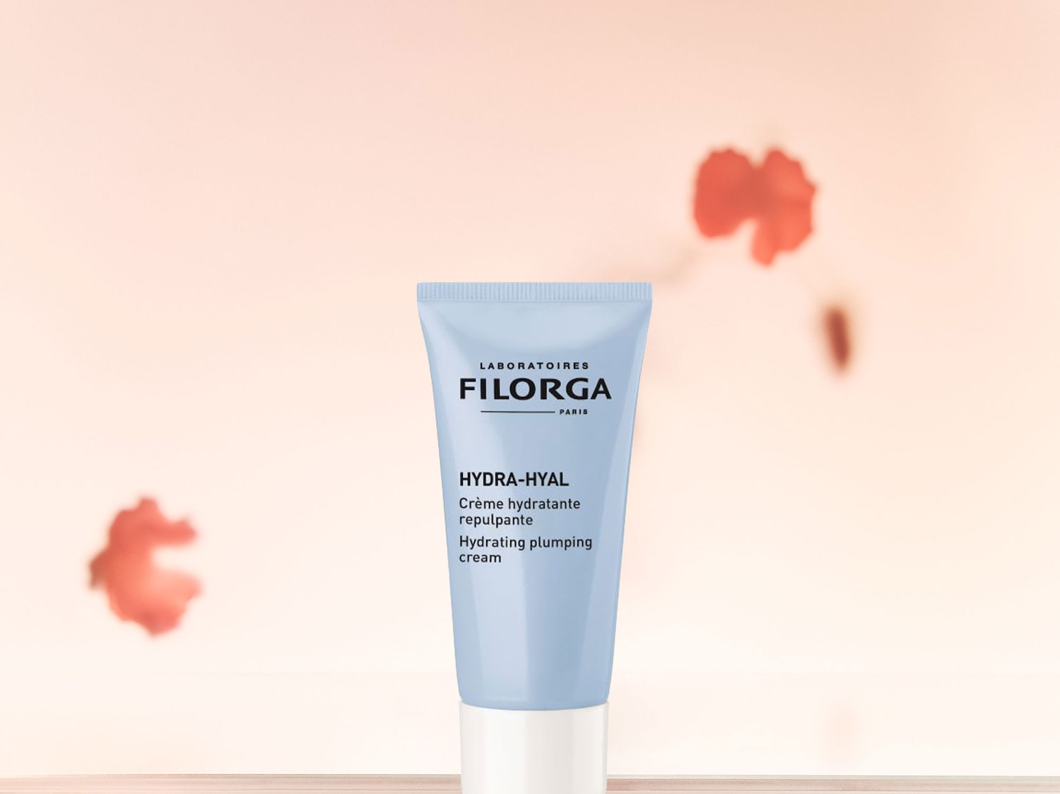 Die hellblaue Tube Filorga Hydra-Hyal Creme verspricht eine feuchtigkeitsspendende und aufpolsternde Wirkung für die Haut.