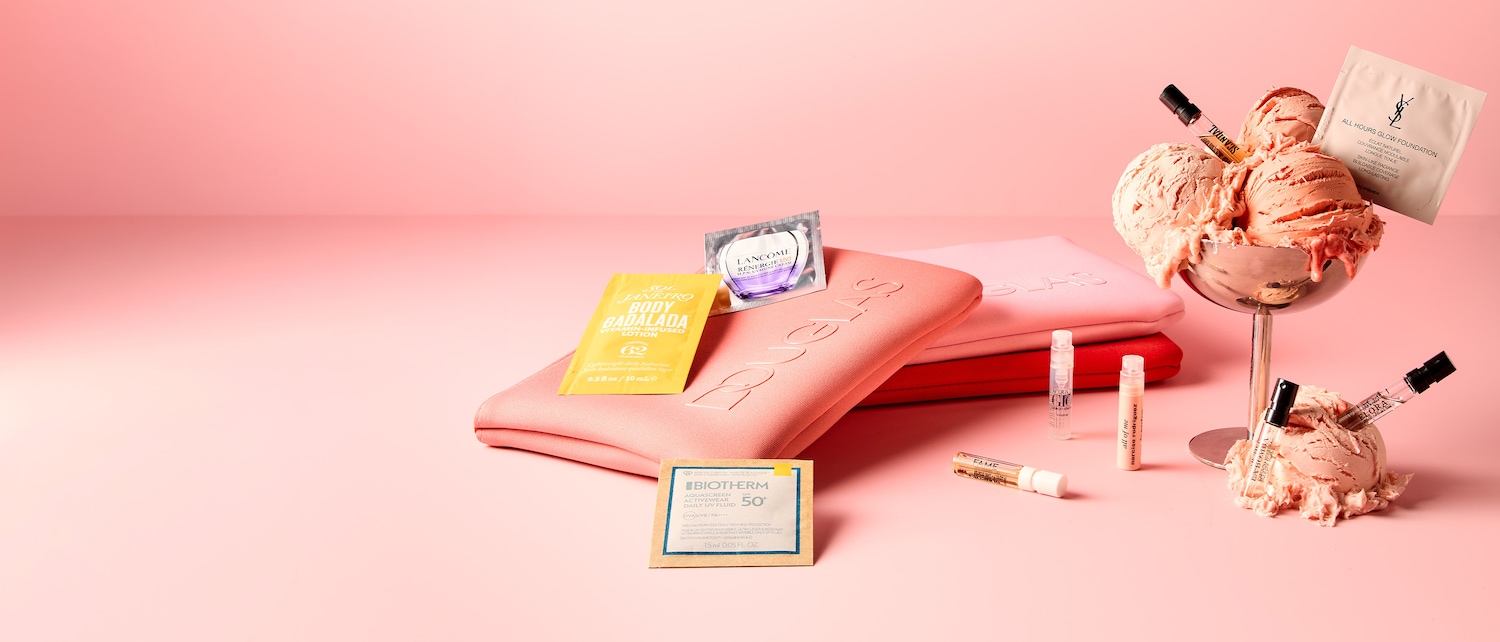 Auf einem rosa Hintergrund sind Douglas-Kosmetiktaschen und eine silberne Schale mit Eiscreme drapiert, die mit Produktproben wie Lancôme Rénergie und Biotherm Aquascreen verziert sind.