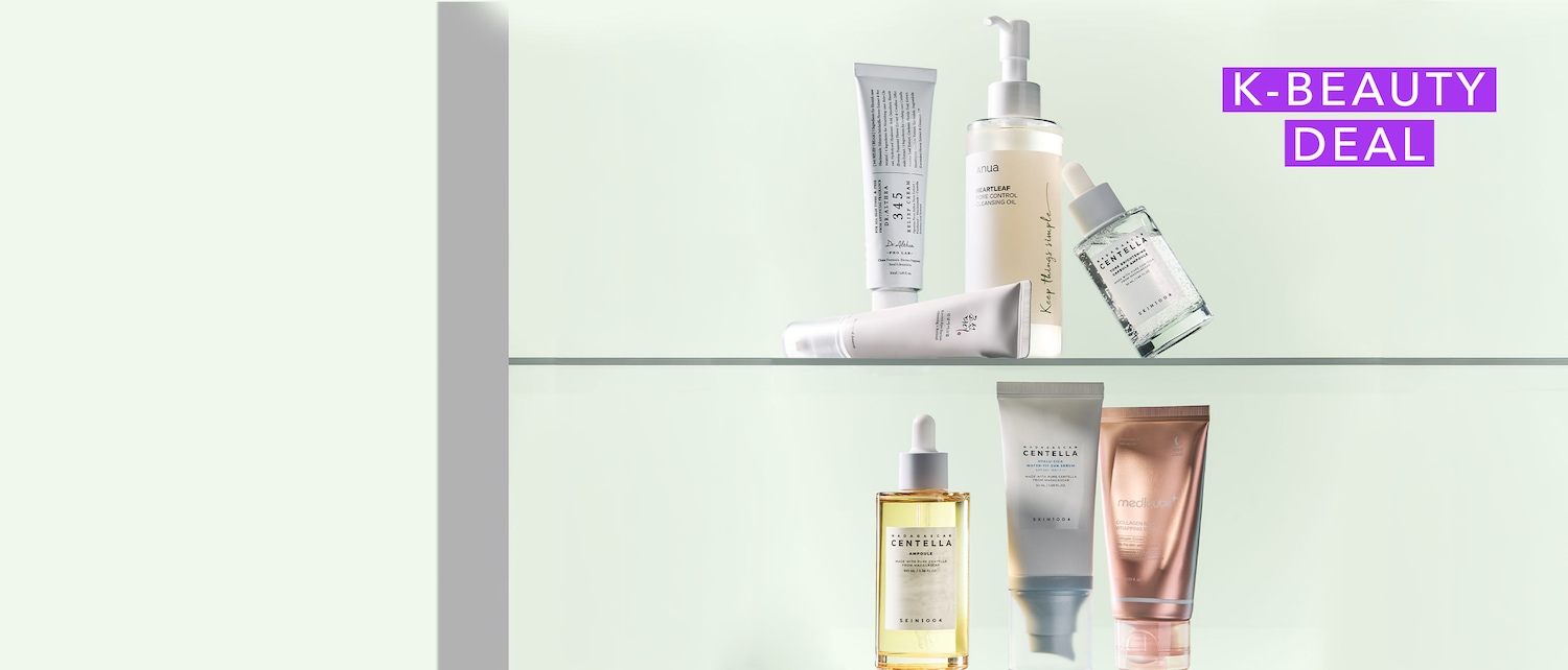 Entdecke die K-Beauty Deal: Eine Sammlung von Hautpflegeprodukten, darunter Dr. Althea Relief Cream, Anua Cleansing Oil und SKIN1004 Centella Ampoule, die auf einem Regal präsentiert werden.
