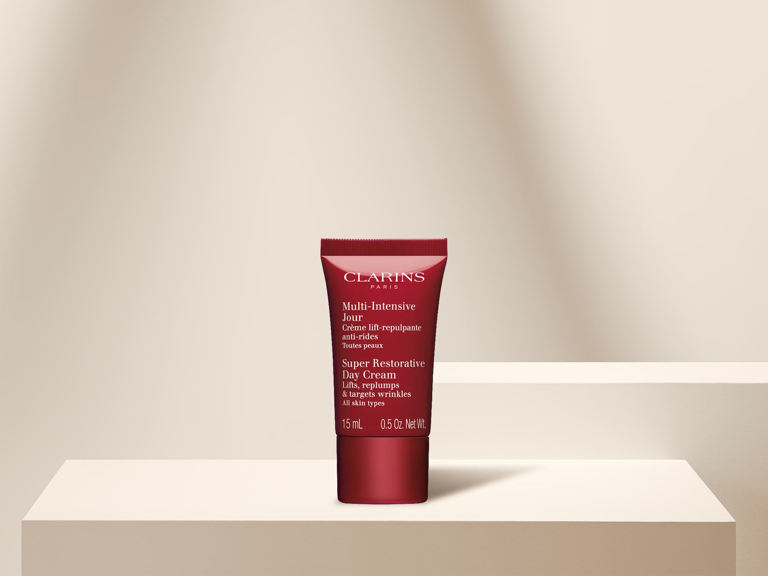 Nahaufnahme von Clarins Multi-Intensive Jour Super Restorative Tagescreme in einer rot-glänzenden Tube, die Falten reduziert, die Haut strafft und aufpolstert.