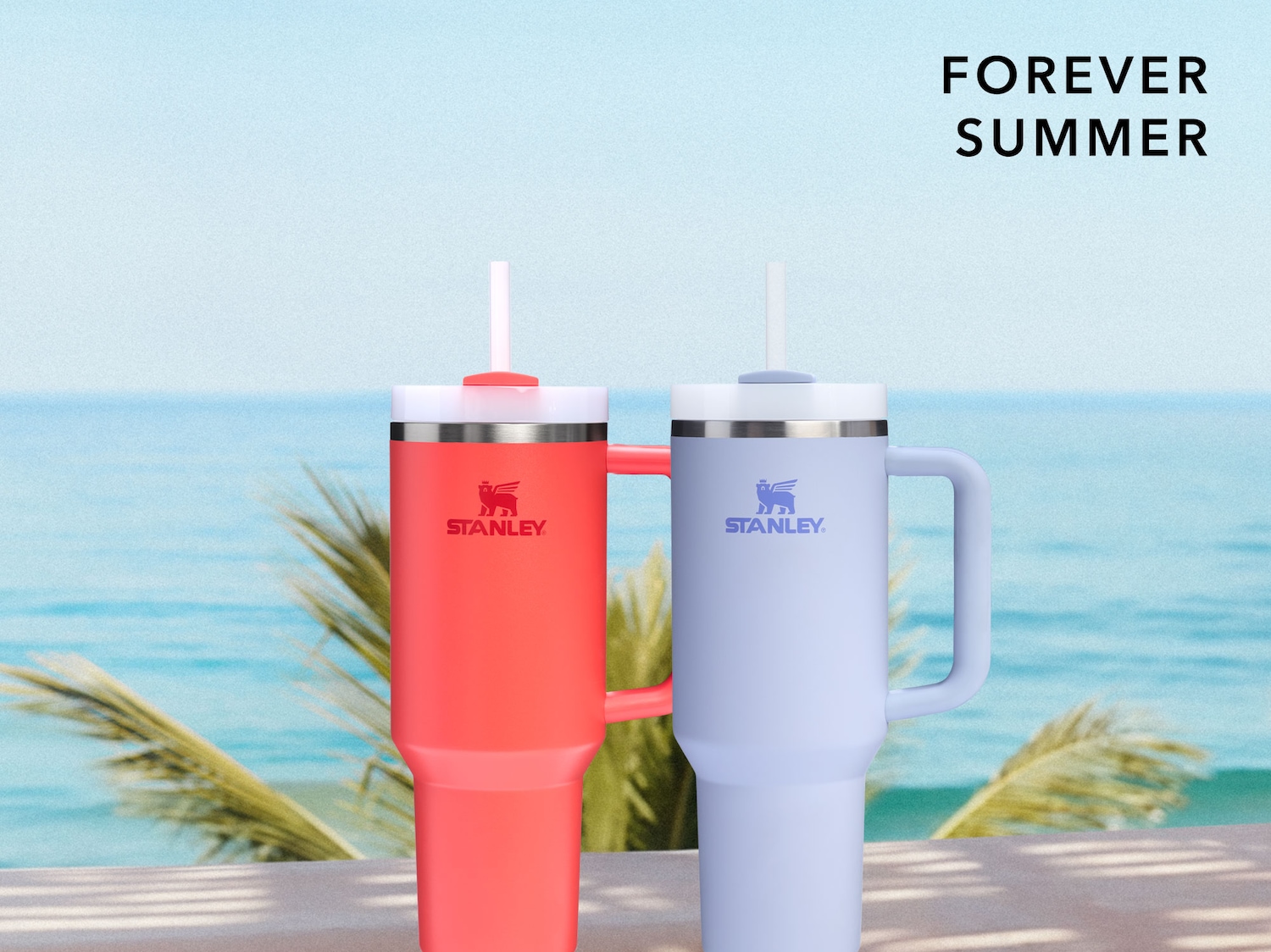 Zwei Stanley Becher mit Strohhalm in Rot und Lila vor einem Strand mit dem Text "Forever Summer".