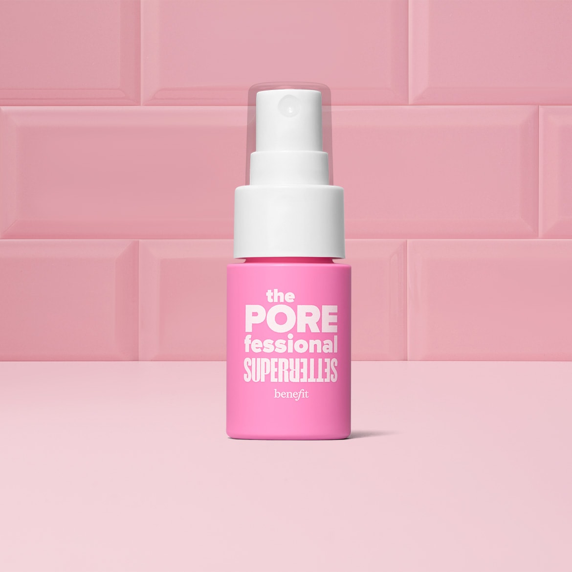 Das Benefit The POREfessional Super Setter Spray in einer pinken Flasche mit weißem Sprühkopf und transparenter Kappe, ideal für ein langanhaltendes Make-up-Finish.
