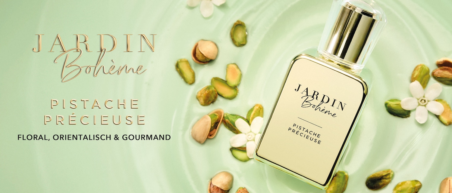Jardin Bohème Pistache Précieuse ist ein floraler, orientalischer und gourmandiger Duft, der in einem eleganten Flakon präsentiert wird, umgeben von Pistazien und zarten weißen Blüten auf einem hellgrünen Hintergrund.