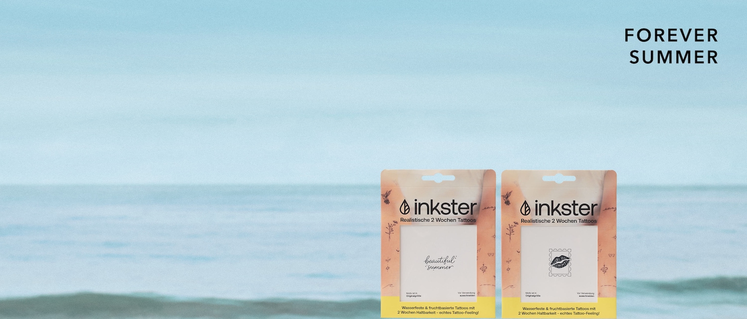 Zwei Inkster-Tattoo-Packungen mit der Aufschrift "Realistische 2 Wochen Tattoos" und "Wasserfeste & fruchtbasierte Tattoos mit 2 Wochen Haltbarkeit - echtes Tattoo-Feeling!" sind vor einem ruhigen blauen Meer und Himmel abgebildet.