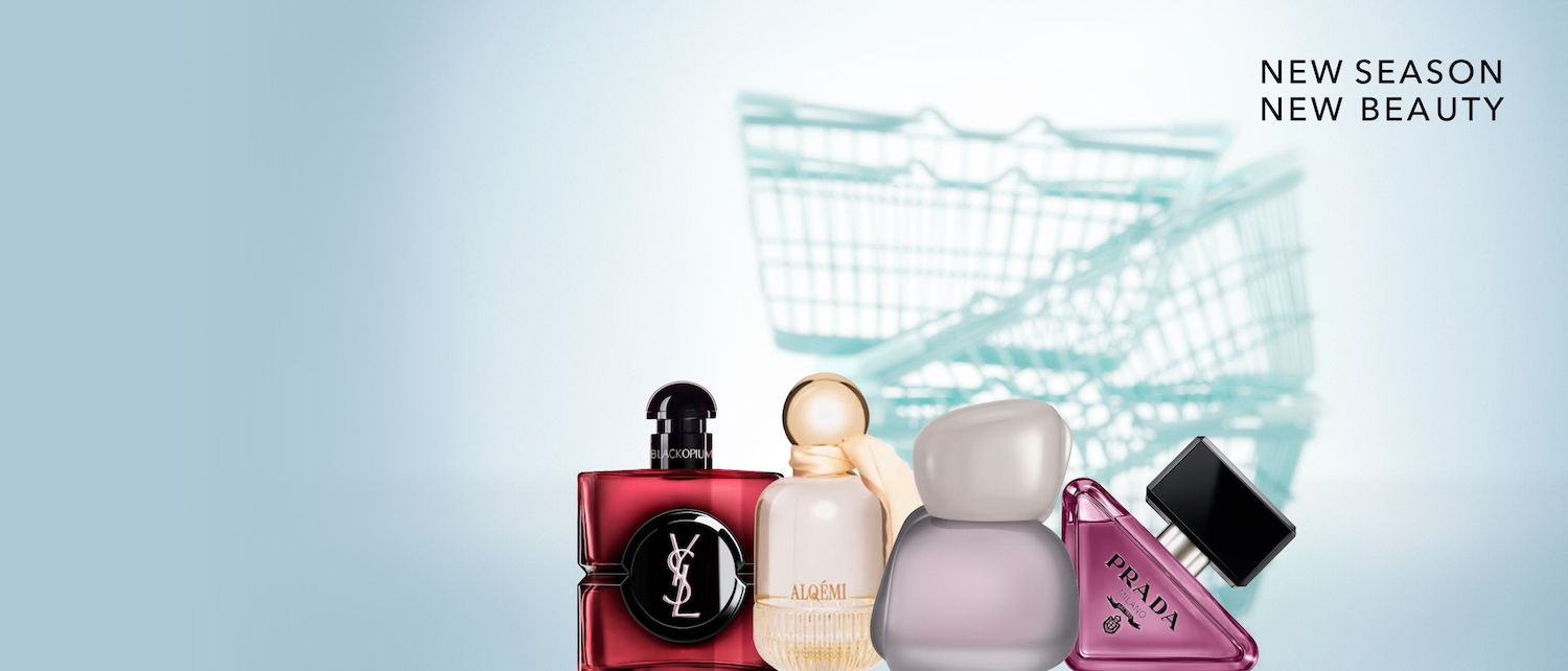 Vier Parfümflaschen stehen vor einem verschwommenen Hintergrund mit Einkaufswagen und dem Text "NEW SEASON NEW BEAUTY".