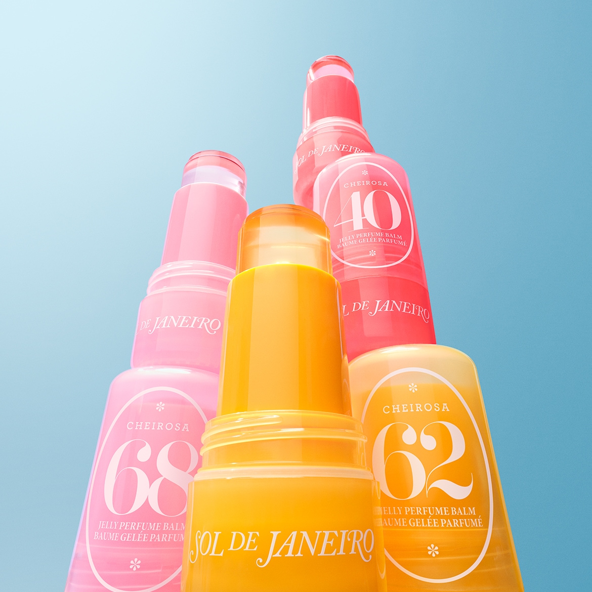 Nahaufnahme von Sol de Janeiro Jelly Parfüm Balsamen in Gelb-, Rosa- und Rottönen, die die Düfte Cheirosa '62, '68 und '40' hervorheben.