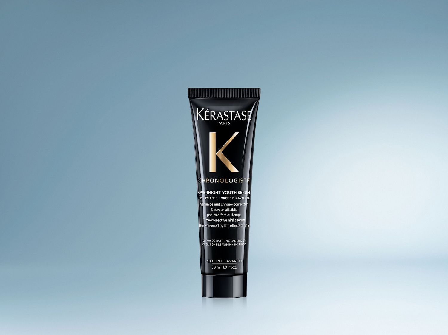 Das Kérastase Chronologiste Overnight Youth Serum in einer schwarzen Tube mit goldener Schrift ist ein korrigierendes Nachtserum für zeitgeschwächtes Haar, das nicht ausgespült werden muss und 30 ml enthält.