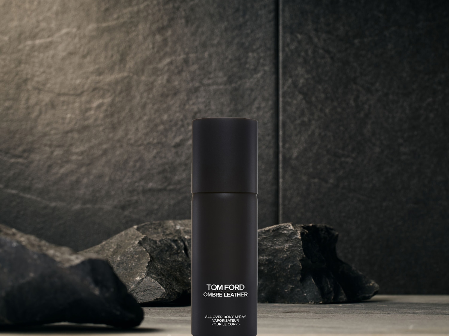 Entdecke Tom Ford Ombré Leather All Over Body Spray, präsentiert in einer eleganten, mattschwarzen Flasche, die puren Luxus verspricht.